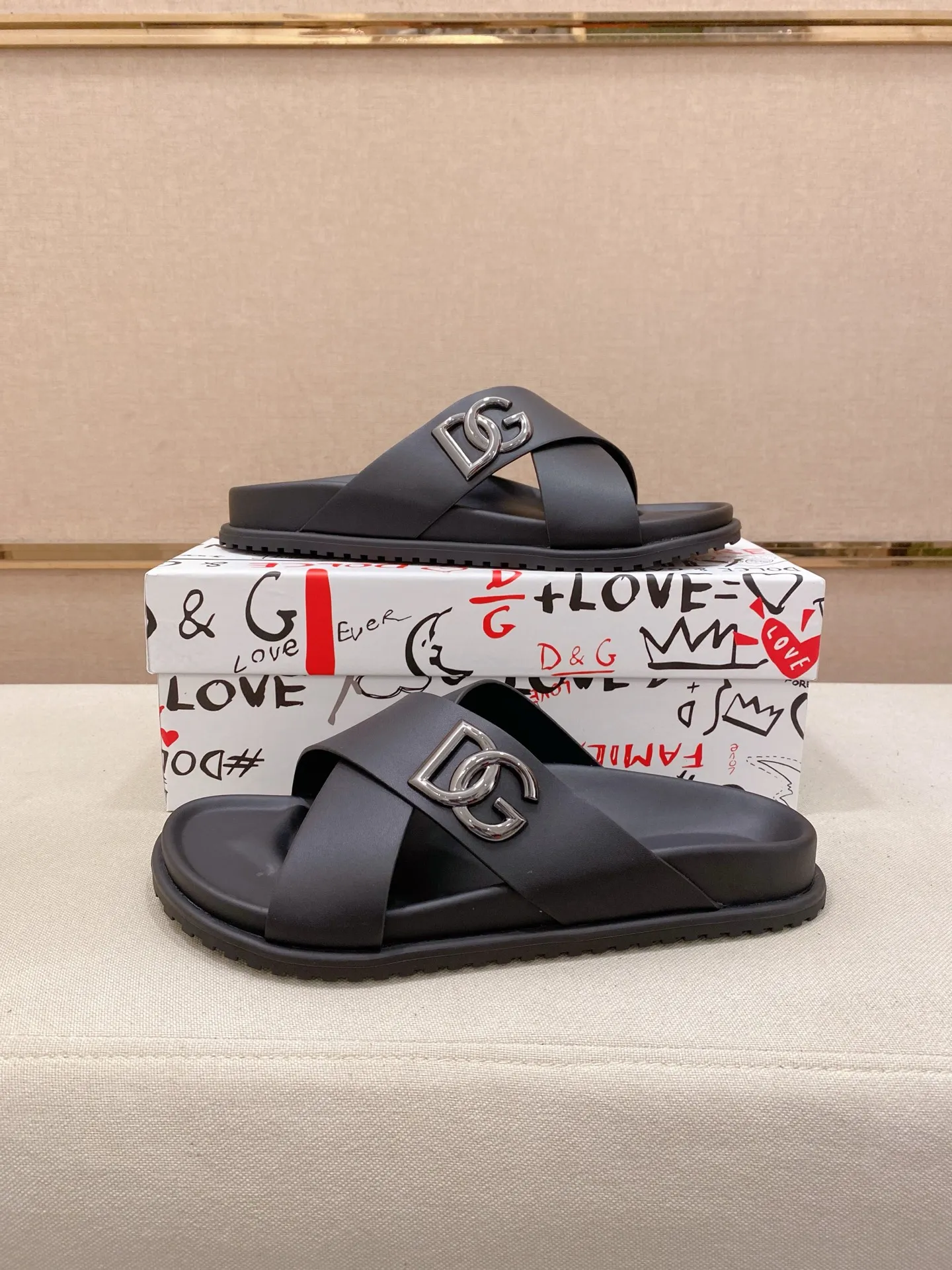 Factory price: 300💰 DG men's sandals and slippers. Showcase high-end style design. The DG strap is embellished with an aluminum DG buckle to enhance the style. Paired with a comfortable tonal notch sole, they pair easily with shorts or jeans for a sophisticated look. Main body: cow leather, technical fabric lining: cow leather, with adjustable straps, aluminum DG buckle, EVA insole, tonal notch rubber outsole splicing structure 👌 Size: 38-44 Customized 45